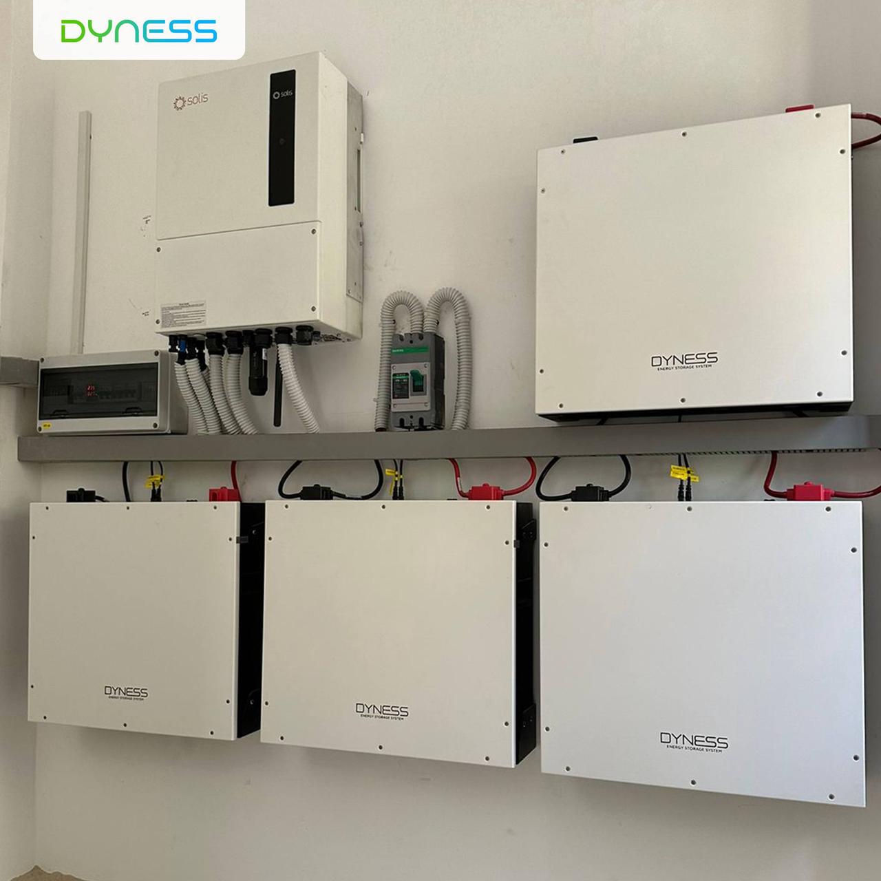 Sistema Dyness DL5.0C integrado con Solis en un proyecto residencial de almacenamiento solar en Bogotá, Colombia