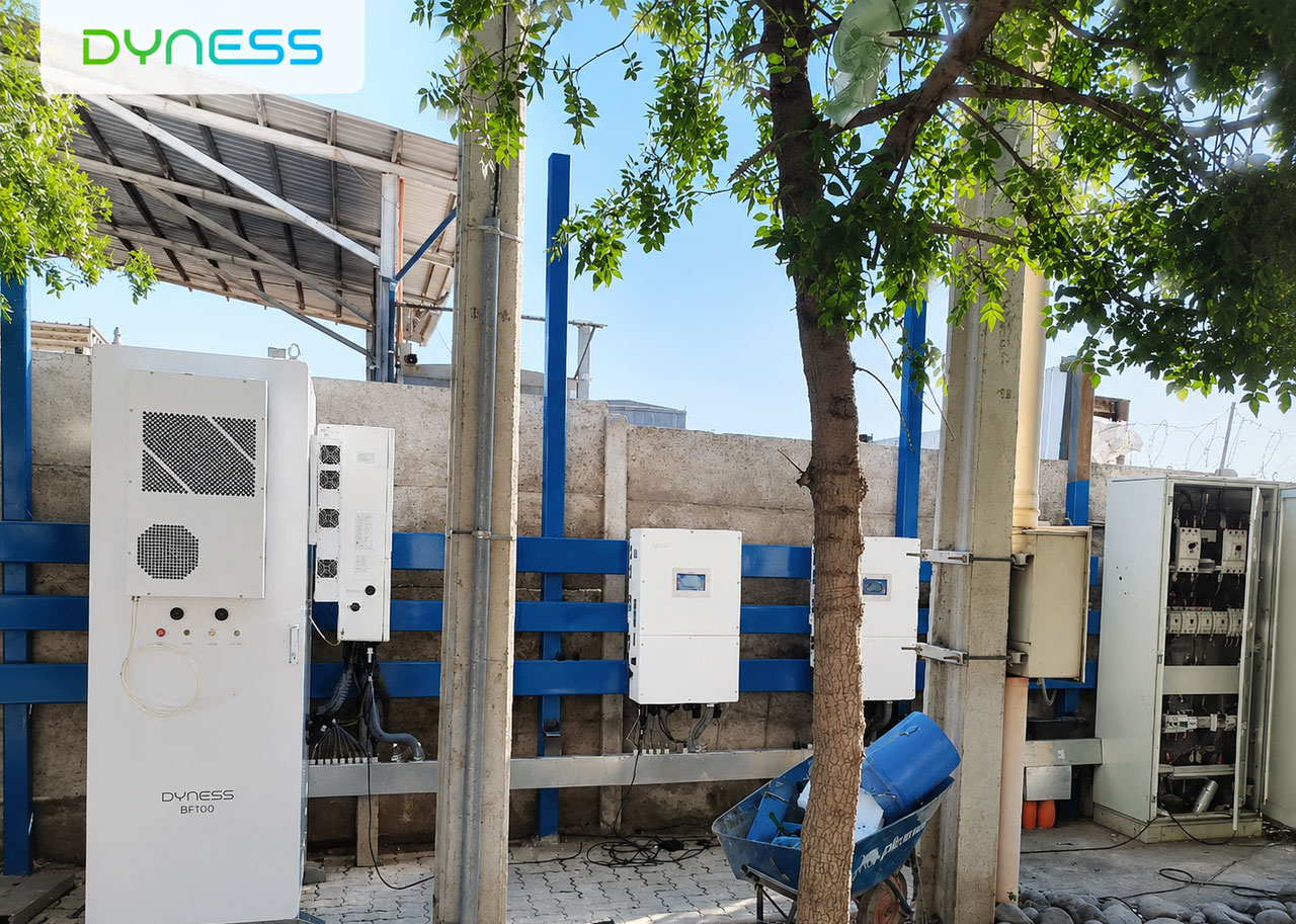 Sistema Dyness BF100 de 100 kWh con equipos Solis instalado en un centro de reciclaje en Chile