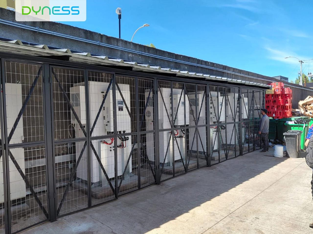 Sistema Dyness BF100 de 400 kWh instalado con equipos Solis en un proyecto agrícola en Chile